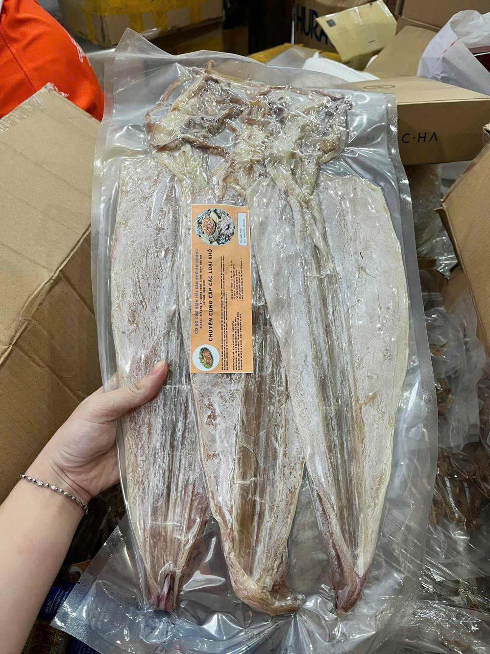 Mực khô hút chân không có nhãn, cần khai rõ tên và khối lượng khi gửi đi Úc