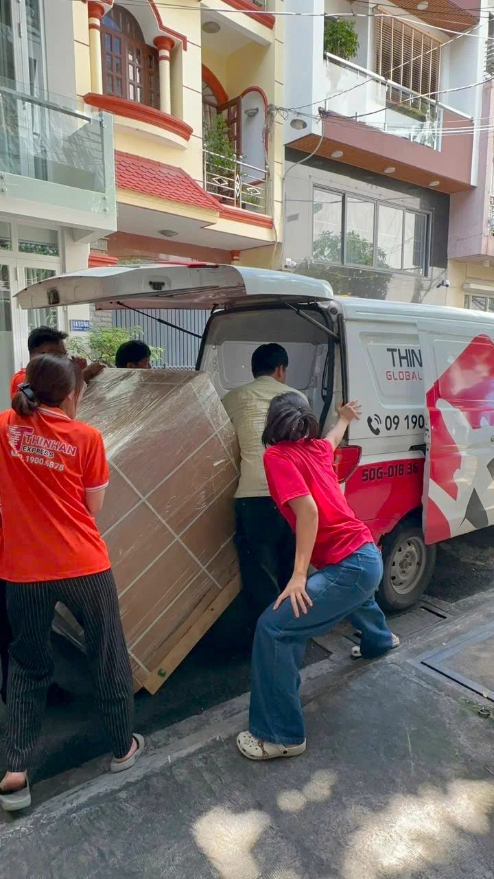 Đội pickup Thịnh An Express đưa kiện hàng lớn bọc màng co lên xe của công ty