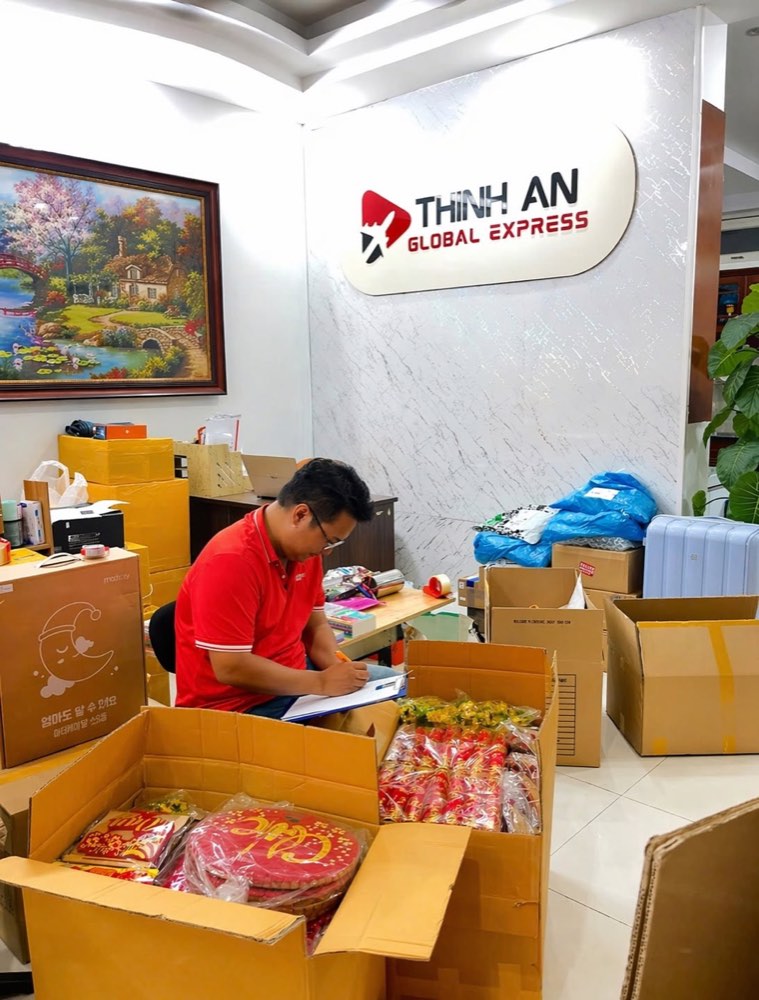 Nhân viên Thịnh An kiểm đồ trang trí Tết trước khi đóng thùng tại văn phòng