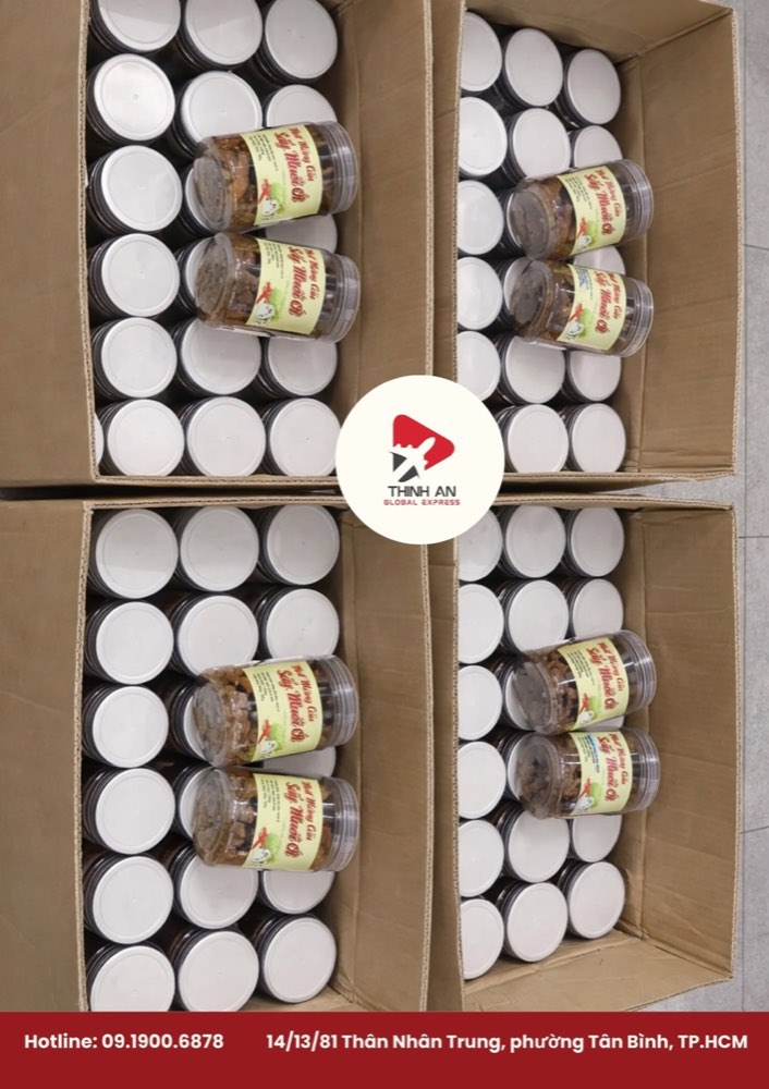 Các hũ thực phẩm khô đóng nắp kín, xếp đứng sát nhau trong 4 thùng carton