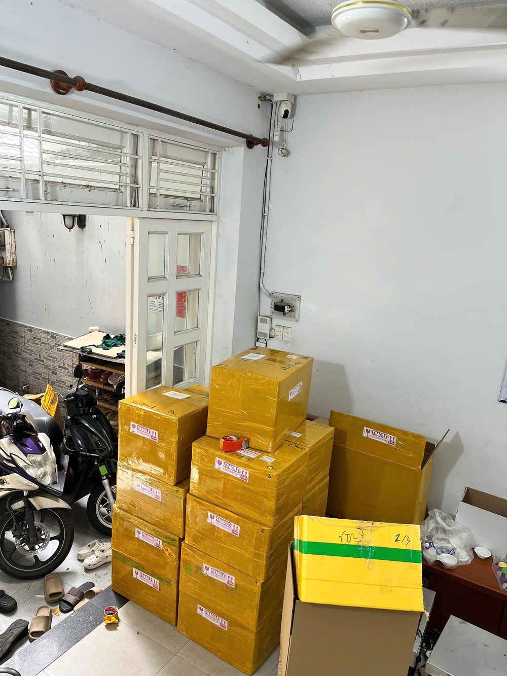Thùng hàng chờ gửi tại văn phòng Thịnh An Express, mỗi kiện ghi số thứ tự để đối chiếu với vận đơn