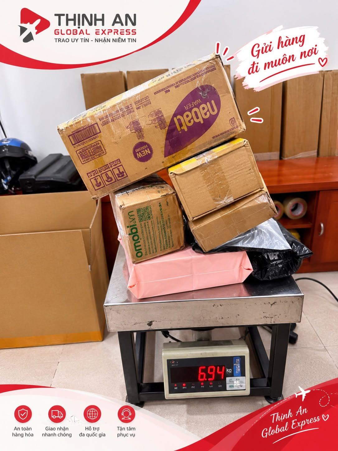 Thùng hàng được cân tại văn phòng Thịnh An Express trước khi gửi