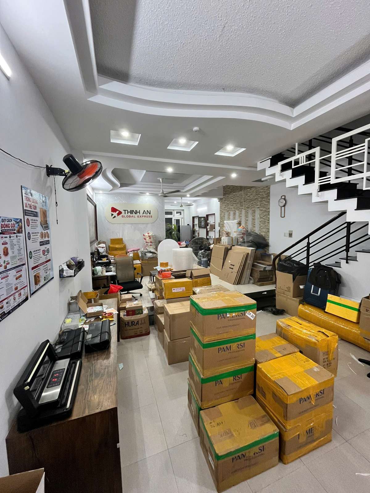 Thùng hàng đã đóng gói tại văn phòng Thịnh An Express, chờ giao cho hãng