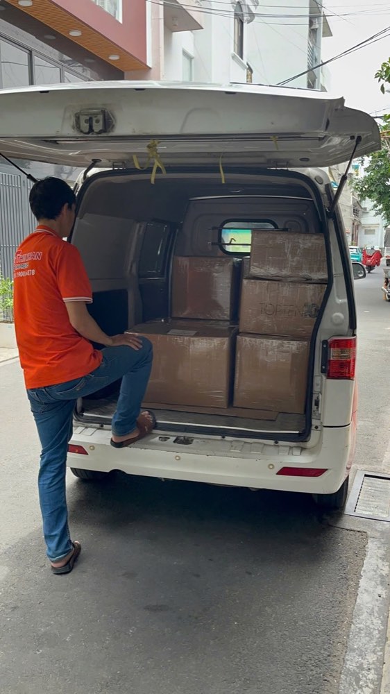 Nhân viên Thịnh An xếp các thùng hàng đã đóng gói lên xe sau khi lấy hàng