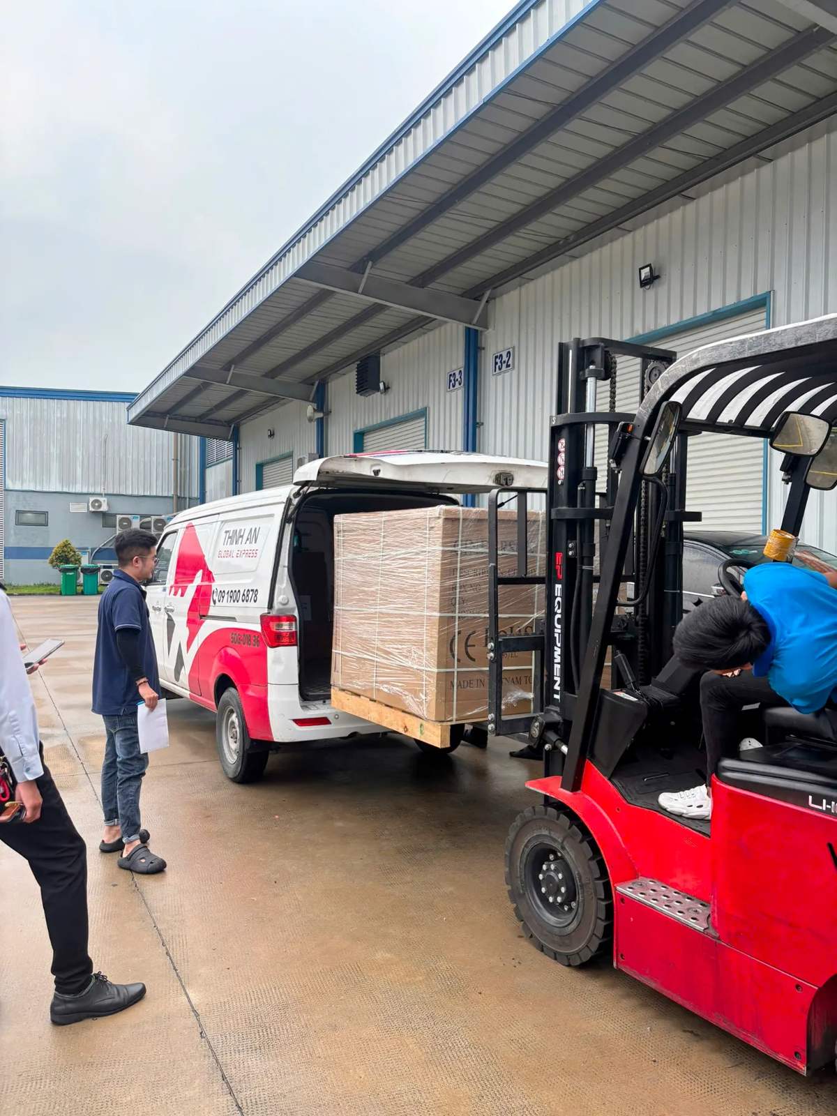 Xe Thịnh An Global Express nhận kiện hàng lớn đóng pallet gỗ bằng xe nâng tại kho